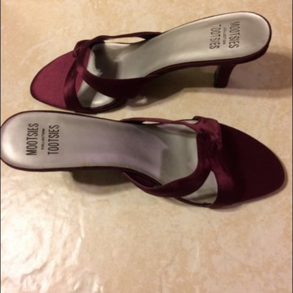 Ladies Beautiful NWOT Burgundy Wine open toe heels